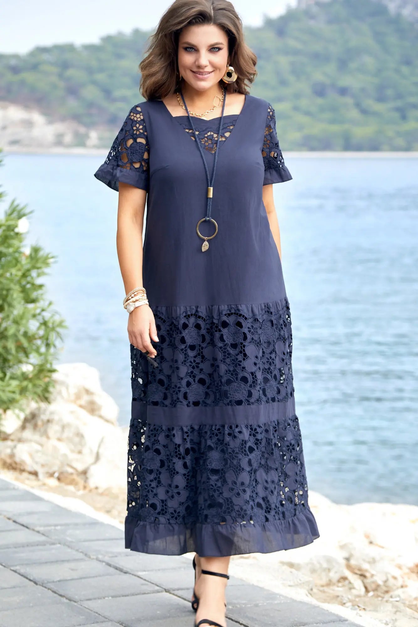 Kalina | Robe longue en dentelle bleu marine
