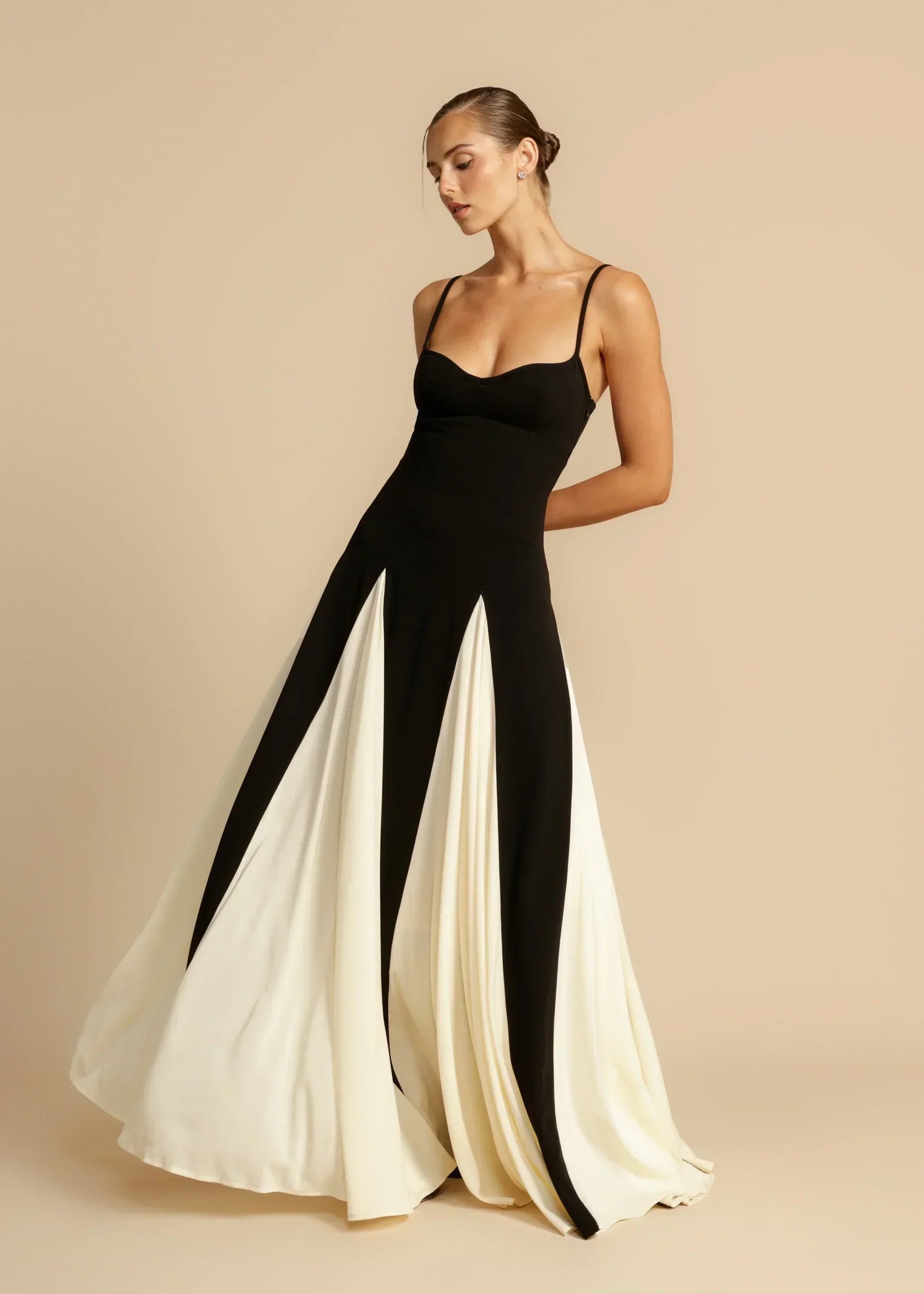 Celina | Robe maxi intemporelle en noir et ivoire